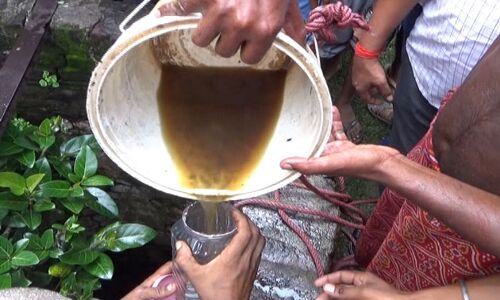 कुएं में पानी की जगह निकला तेल, बाल्टी लेकर दौड़े लोग कुएं में पानी की जगह निकला तेल, बाल्टी लेकर दौड़े लोग