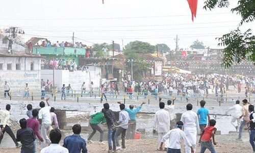 गोटमार मेला: परंपरा के नाम पर 500 से ज्यादा लोग घायल, हाथ बांधकर देखते रहे अधिकारी