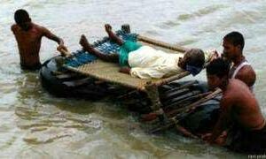 परिजन की तबियत बिगड़ी तो बाढ़ पीड़ितों ने बनाया जुगाड़ एम्बुलेंस परिजन की तबियत बिगड़ी तो बाढ़ पीड़ितों ने बनाया जुगाड़ एम्बुलेंस