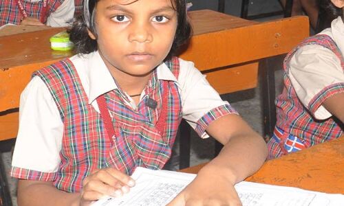 शहीद के बेटियों के जज्बे को भी सलाम, जब तीनो बेटी देने पहुंची पेपर शहीद के बेटियों के जज्बे को भी सलाम, जब तीनो बेटी देने पहुंची पेपर