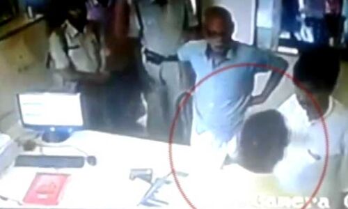 भाकपा विधायक की दबंगई, बैंक मैनेजर को मारा थप्पड़