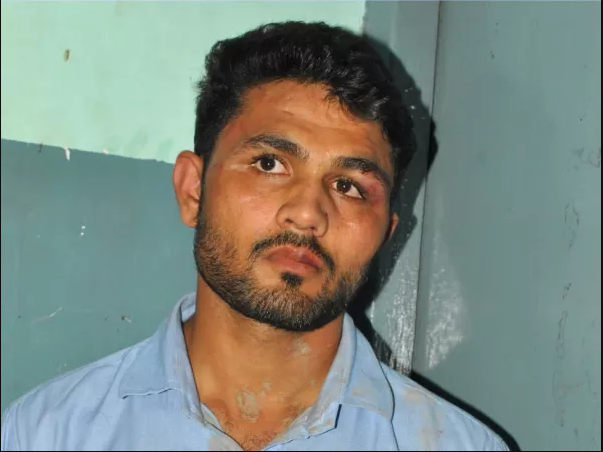 मेरठ में अब युवती के बाद युवक की पिटाई का वीडियो वायरल, युवक को पुलिस के सामने पीटा