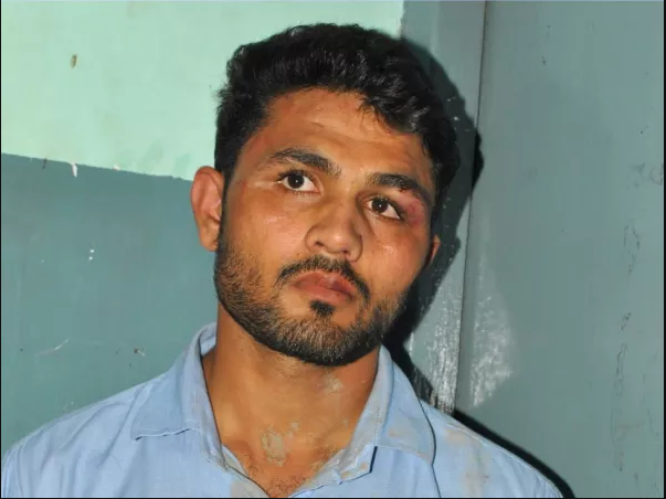 मेरठ में अब युवती के बाद युवक की पिटाई का वीडियो वायरल, युवक को पुलिस के सामने पीटा मेरठ में अब युवती के बाद युवक की पिटाई का वीडियो वायरल, युवक को पुलिस के सामने पीटा