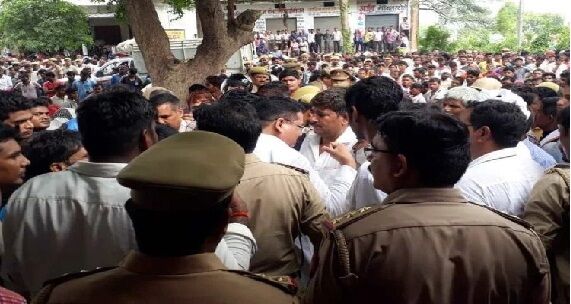 वाराणसी में घर के बाहर सो रहे पिता-पुत्र को बम से उड़ाया, 40 मीटर दूर तक उड़े सिर के परखच्चे वाराणसी में घर के बाहर सो रहे पिता-पुत्र को बम से उड़ाया, 40 मीटर दूर तक उड़े सिर के परखच्चे