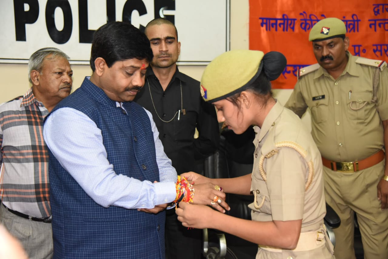 शक्ति का रूप हैं महिला पुलिसकर्मी: - नन्दी मंत्री स्टांप शक्ति का रूप हैं महिला पुलिसकर्मी: - नन्दी मंत्री स्टांप