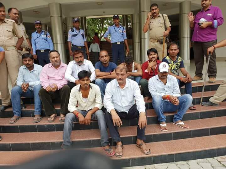 मोती लाल इंजीनियरिंग कालेज में चल रहा था जुआ, पुलिस ने 10 लोगों को किया गिरफ्तार