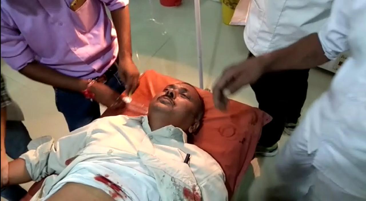बिजनौर में चकबंदी अधिकारी को डीएम कार्यालय के बाहर मारी गोली बिजनौर में चकबंदी अधिकारी को डीएम कार्यालय के बाहर मारी गोली