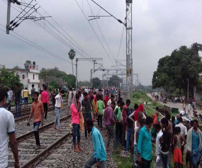 बिहार: बेगूसराय में तेज रफ्तार कामाख्या एक्सप्रेस से कटकर तीन लोगों की मौत बिहार: बेगूसराय में तेज रफ्तार कामाख्या एक्सप्रेस से कटकर तीन लोगों की मौत