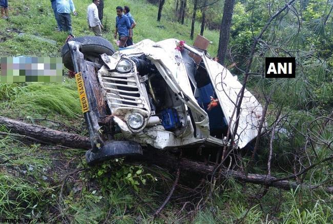 उत्तराखंड के टिहरी में तेज रफ्तार वाहन गहरी खाई में गिरा, 2 की मौत और 10 घायल उत्तराखंड के टिहरी में तेज रफ्तार वाहन गहरी खाई में गिरा, 2 की मौत और 10 घायल