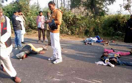 बिजनौर में रोडवेज बस से कुचलकर तीन सगे भाईयों की मौत, मचा कोहराम, तस्वीरें देख कांप उठेंगे आप बिजनौर में रोडवेज बस से कुचलकर तीन सगे भाईयों की मौत, मचा कोहराम, तस्वीरें देख कांप उठेंगे आप
