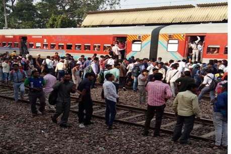कोसीकलां रेलवे स्‍टेशन पर भीषण हादसा , सात लोग राजधानी एक्सप्रेस की चपेट में आये, दो की मौत