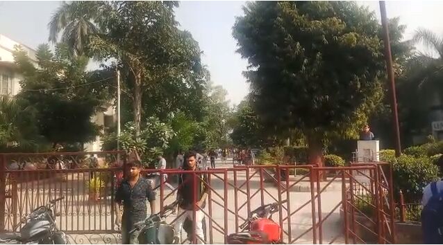 मोदी के महाविद्यालय छात्राओं ने प्रोफेसर पर लगाये गंभीर आरोप, छेड़छाड़, भद्दे कमेन्ट और शराब पीकर करते है अभद्र भाषा का प्रयोग मोदी के महाविद्यालय छात्राओं ने प्रोफेसर पर लगाये गंभीर आरोप, छेड़छाड़, भद्दे कमेन्ट और शराब पीकर करते है अभद्र भाषा का प्रयोग