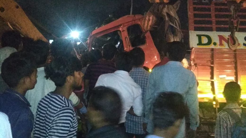 गाजियाबाद पुलिस ने बचाई ट्रक में फंसे कंडक्टर ड्राइवर की जान गाजियाबाद पुलिस ने बचाई ट्रक में फंसे कंडक्टर ड्राइवर की जान