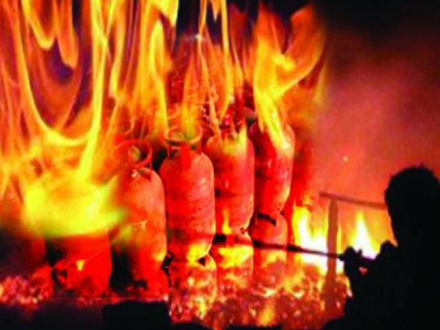 बुलन्दशहर के सिकन्द्राबाद औधोगिक क्षेत्र स्तिथ महावीर ट्रांसमिशन कंपनी में सिलेंडर फटने से धमाका, आधा दर्जन मजदूर घायल बुलन्दशहर के सिकन्द्राबाद औधोगिक क्षेत्र स्तिथ महावीर ट्रांसमिशन कंपनी में सिलेंडर फटने से धमाका, आधा दर्जन मजदूर घायल