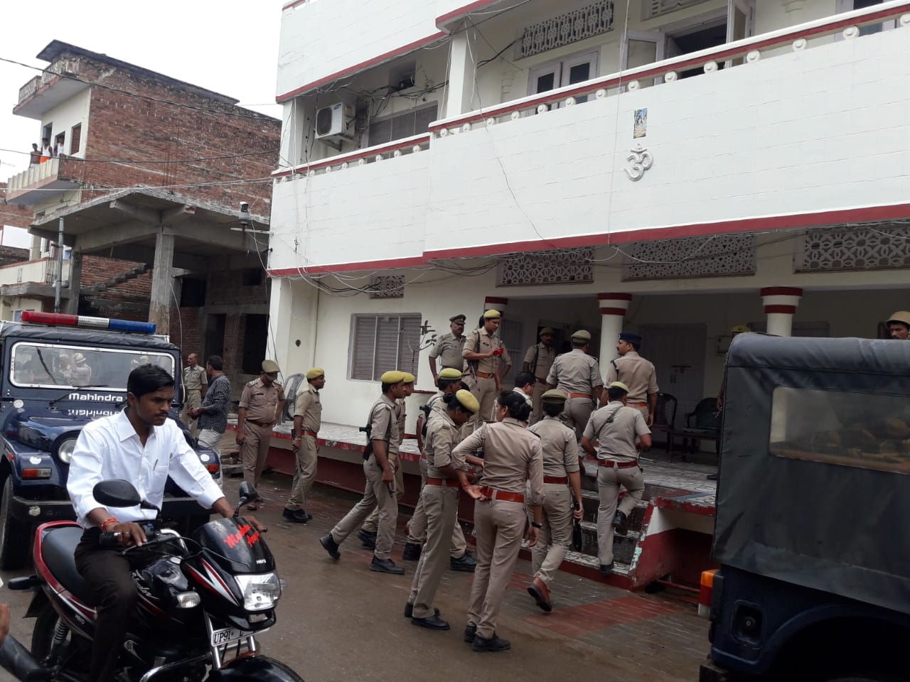यूपी में भाजपा नेता के आवास पर पुलिस ने मारा छापा, एक को लिया हिरासत में