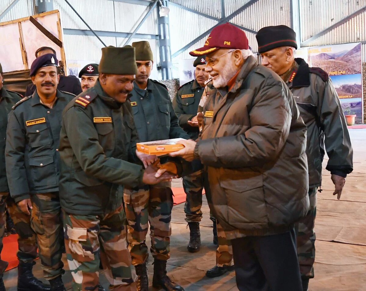 वीडियो : पीएम मोदी ने सेना के जवानों के साथ मनाई दिवाली वीडियो : पीएम मोदी ने सेना के जवानों के साथ मनाई दिवाली