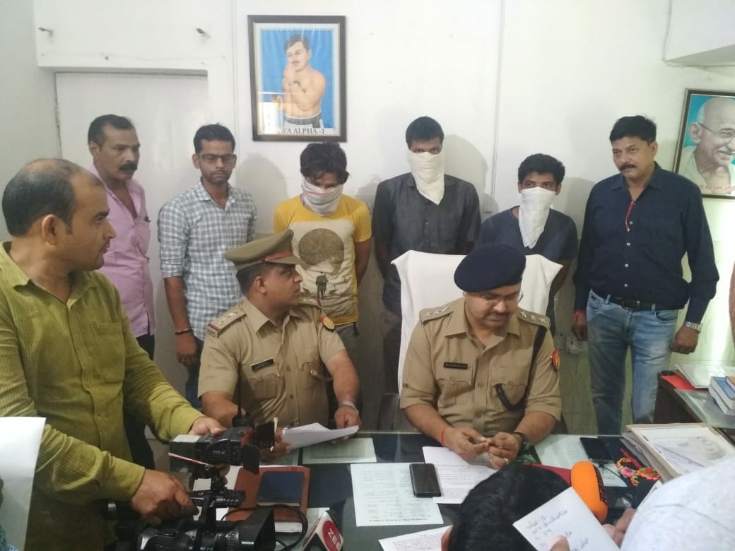 तीन शातिर लुटेरों के कब्जे से लूटी गयी एक कार व अवैध शस्त्र बरामद, नॉएडा पुलिस ने गिरफ्तार कर भेजे जेल तीन शातिर लुटेरों के कब्जे से लूटी गयी एक कार व अवैध शस्त्र बरामद, नॉएडा पुलिस ने गिरफ्तार कर भेजे जेल