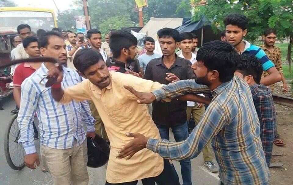 शामली में हिंदू गो रक्षा दल के नाम पर कार्यकर्ताओं की गुंडई, सरेआम की दो युवकों की पिटाई