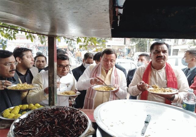 Uttarakhand CM Pushkar Singh Dhami: जब सीएम खाने लगे ठेले पर राजमा-चावल,  तो कैसे ले रहे हैं स्वाद