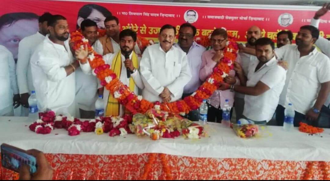बाराबंकी में सूरज यादव ने किया समाजवादी सेक्युलर मोर्चा की बैठक का आयोजन बाराबंकी में सूरज यादव ने किया समाजवादी सेक्युलर मोर्चा की बैठक का आयोजन