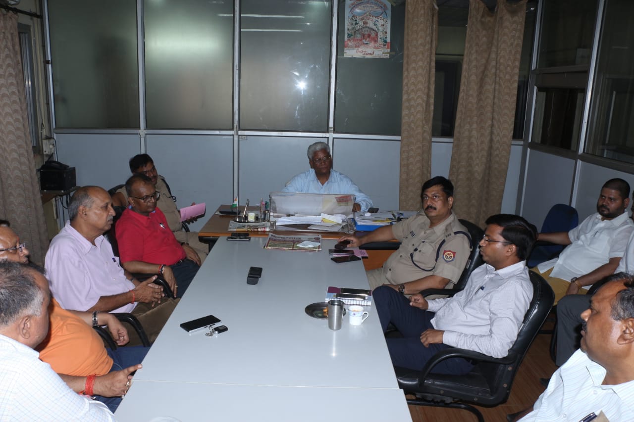 इविवि प्रशासन और जिला प्रशासन के बीच हुई बैठक,23 सितंबर से 4 अक्टूबर के बीच चुनाव कराने की हुई सहमति इविवि प्रशासन और जिला प्रशासन के बीच हुई बैठक,23 सितंबर से 4 अक्टूबर के बीच चुनाव कराने की हुई सहमति