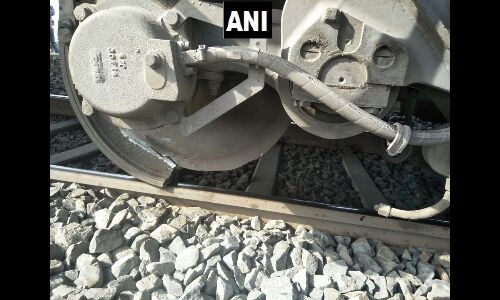 दो हिस्सों में टूटा ट्रेन का पहिया , गोरखपुर से यशवंतपुर जा रही थी ट्रेन दो हिस्सों में टूटा ट्रेन का पहिया , गोरखपुर से यशवंतपुर जा रही थी ट्रेन