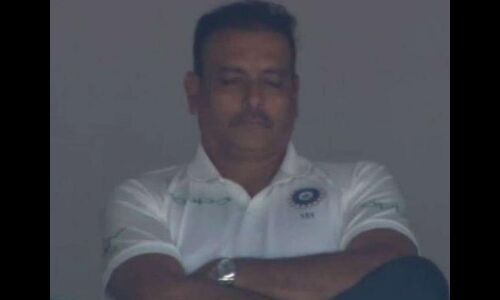 मैच के दौरान सोते दिखे भारतीय क्रिकेट टीम कोच रवि शास्त्री , हरभजन ने उड़ाया मजाक