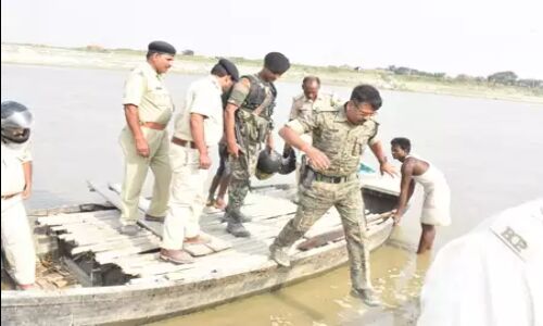 दरभंगा के एसएसपी मनोज कुमार कोशी की धार में बहने से बचे बाल बाल दरभंगा के एसएसपी मनोज कुमार कोशी की धार में बहने से बचे बाल बाल