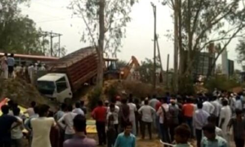 मुजफ्फरनगर: बेकाबू डीसीएम ने बस के इंतजार में खड़ी सवारियों को कुचला, चार की मौके पर मौत कई घायल