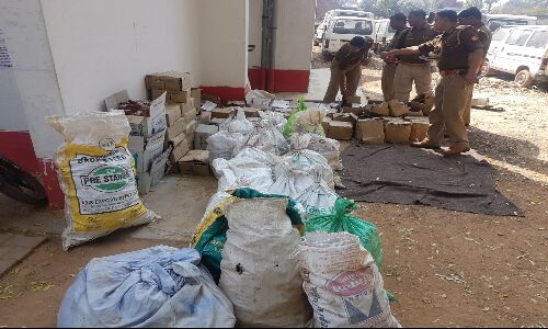 शंकरगढ़ पुलिस को भारी सफलता, 10 वर्षो के इतिहास में पहली बार  इतना बड़ा अवैध शराब का जखीरा किया बरामद