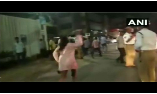 VIDEO : शराब के नशे में लड़की ने सड़क पर काटा हंगामा,वीडियो हुआ वायरल