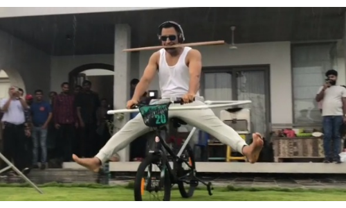 धोनी के साइकिल स्टंट का वीडियो वायरल, पांड्या और चहल ने ऐसे उड़ाया मजाक!