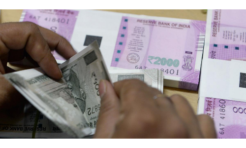 डॉलर के मुकाबले अब तक के सबसे निचले स्तर पर पहुंचा रुपया, हुआ 69 के पार डॉलर के मुकाबले अब तक के सबसे निचले स्तर पर पहुंचा रुपया, हुआ 69 के पार