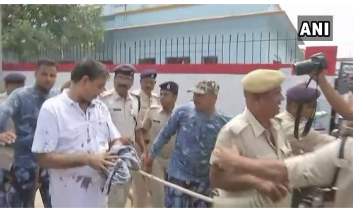 मुजफ्फरपुर कांड के मुख्य आरोपी ब्रजेश ठाकुर के मुंह पर महिलाओं ने पोती कालिख मुजफ्फरपुर कांड के मुख्य आरोपी ब्रजेश ठाकुर के मुंह पर महिलाओं ने पोती कालिख