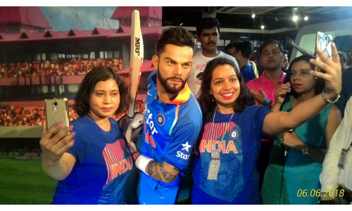 OMG! फैंस ने तोड़ दिया विराट कोहली का कान!