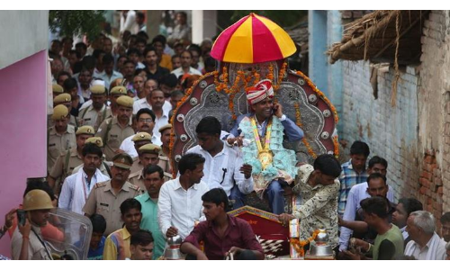 कासगंज : कड़ी सुरक्षा में दलित की घोड़ी पर निकली बारात, छावनी में तब्दील निजामपुर गांव कासगंज : कड़ी सुरक्षा में दलित की घोड़ी पर निकली बारात, छावनी में तब्दील निजामपुर गांव