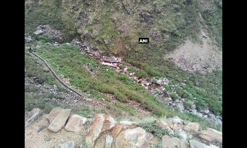 उत्तराखंड में दर्दनाक हादसा: खाई में गिरी बस, 45 लोगों की मौत की आशंका, 20 शव बरामद