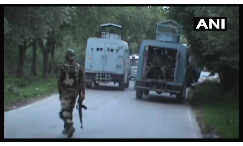 J&K: शोपियां में सेना की आतंकियों से मुठभेड़ जारी, घर में 5-6 आतंकियों के छिपे होने की खबर