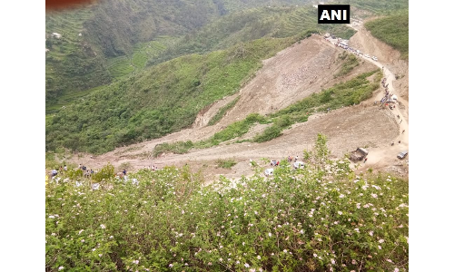 उत्तराखंड में खाई में गिरी बस, 10 लोगों की मौत कई घायल उत्तराखंड में खाई में गिरी बस, 10 लोगों की मौत कई घायल
