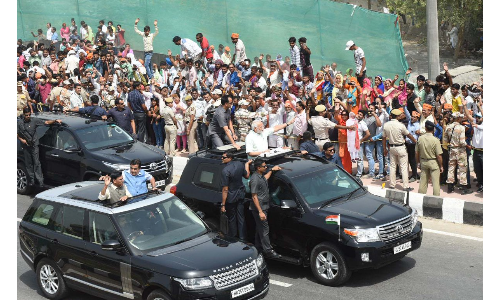 Live: PM मोदी का रोड शो शुरु, सोलर पावर से लैस ईस्टर्न पेरिफेरल एक्सप्रेसवे का किया उद्घाटन