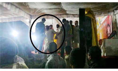 मध्यप्रदेश : मंच से फिसल कर गिर पड़े CM शिवराज सिंह! मध्यप्रदेश : मंच से फिसल कर गिर पड़े CM शिवराज सिंह!