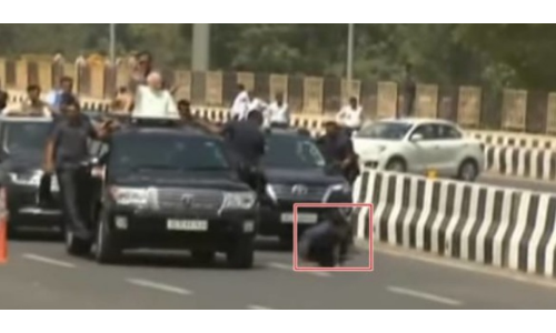 VIDEO : रोड शो के दौरान पीएम मोदी की SUV पर लटका एसपीजी अधिकारी गिरा, देखिए फिर क्‍या हुआ!