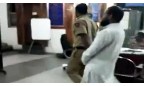 पुणे: मदरसे में यौन शोषण करने वाला मौलाना गिरफ्तार, पुलिस ने 36 बच्चों को बचाया पुणे: मदरसे में यौन शोषण करने वाला मौलाना गिरफ्तार, पुलिस ने 36 बच्चों को बचाया