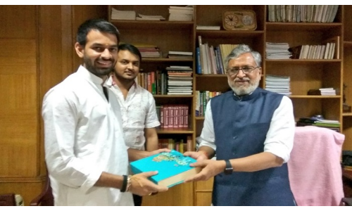 सुशील मोदी को तेजप्रताप यादव ने दिया अपनी शादी का कार्ड, ट्वीट कर शेयर की तस्वीर