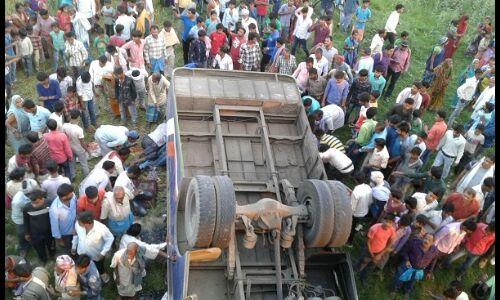 बिहार: सीतामढ़ी में यात्रियों से भरी बस पुल से खाई में गिरी, 10 लोगों की मौत, कई घायल