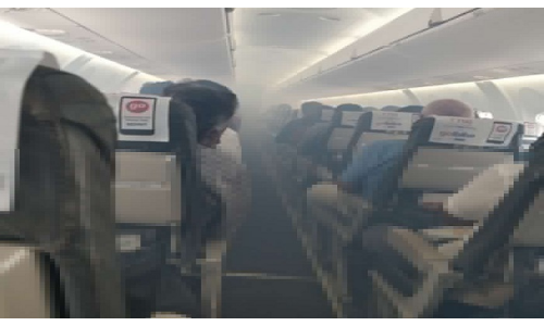 जब उड़ते विमान में अचानक निकलने लगा धुआं, यात्रियों में मचा हड़कंप, फिर... जब उड़ते विमान में अचानक निकलने लगा धुआं, यात्रियों में मचा हड़कंप, फिर...