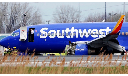 इमरजेंसी लैंडिंग के दौरान विमान का इंजन फटा, एक महिला यात्री की मौत