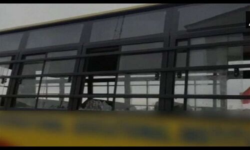 जम्मू-कश्मीर: शोपियां में स्कूल बस पर पथराव, 4 छात्र जख्मी, एक की हालत गंभीर