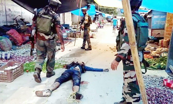 असम के कोकराझार में ग्रेनेड हमला 14 लोगों की मौत, AK47 लेकर घुसे 7-8 हमलावर असम के कोकराझार में ग्रेनेड हमला 14 लोगों की मौत, AK47 लेकर घुसे 7-8 हमलावर