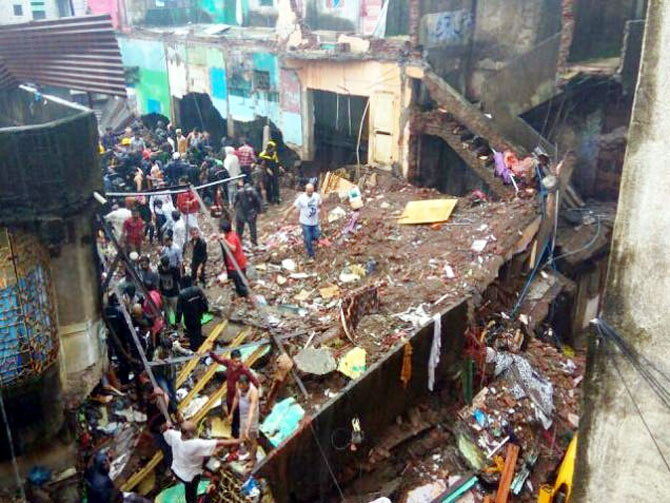मुंबई: भिवंडी में तीन मंजिला इमारत गिरी, 8 मरे, 20 जख्मी मुंबई: भिवंडी में तीन मंजिला इमारत गिरी, 8 मरे, 20 जख्मी